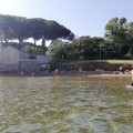 30-la-riva-presso-la-chiesa-con-i-bagnanti