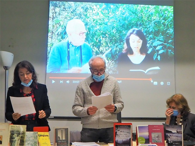 11-i-due-lettori-alle-spalle-limmagine-del-video-dal-giardino-del-manicomio-invaso-dalle-erbacce