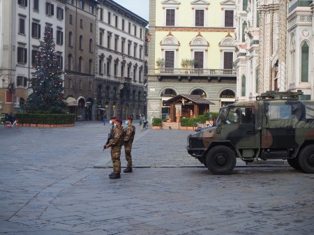 178-la-pattuglia-dellesecito-italiano-nella-piazza