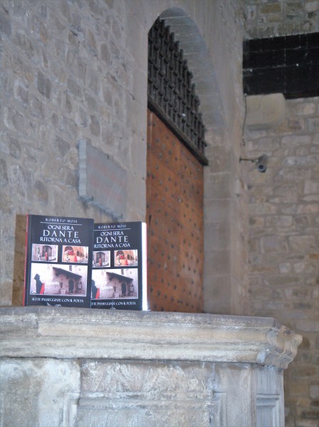 21-il-libro-sul-pozzo-davanti-al-circolo-casa-di-dante2