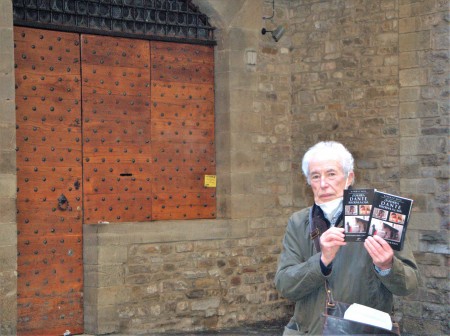 44lautore-davanti-alla-casa-di-dante-con-il-libro