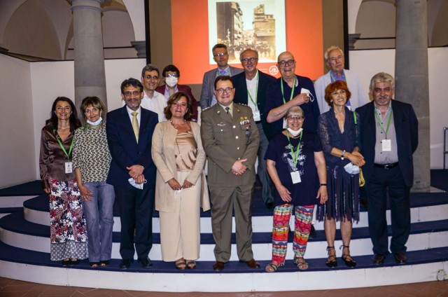 7-fotografia-degli-autori-dellantologia-con-il-comandante-dellistituto-geografico-militare