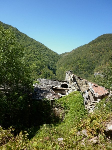 12-resti-di-antichi-edifici-nella-valle