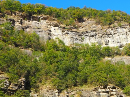 14-i-fianchi-rocciosi-della-valle