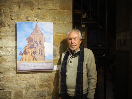 6-lautore-accanto-al-quadro-presentato-alla-mostra
