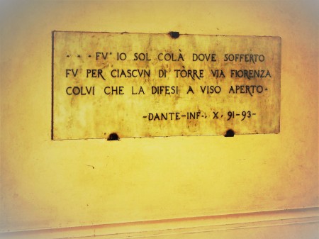 13-la-lapide-dedicata-a-farinata-nel-primo-cortile-di-palazzo-vecchio