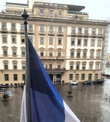 £, Palazzo Bonaparte, che ospita l'Hotel Excelsior, visto dall'Istituto Francese